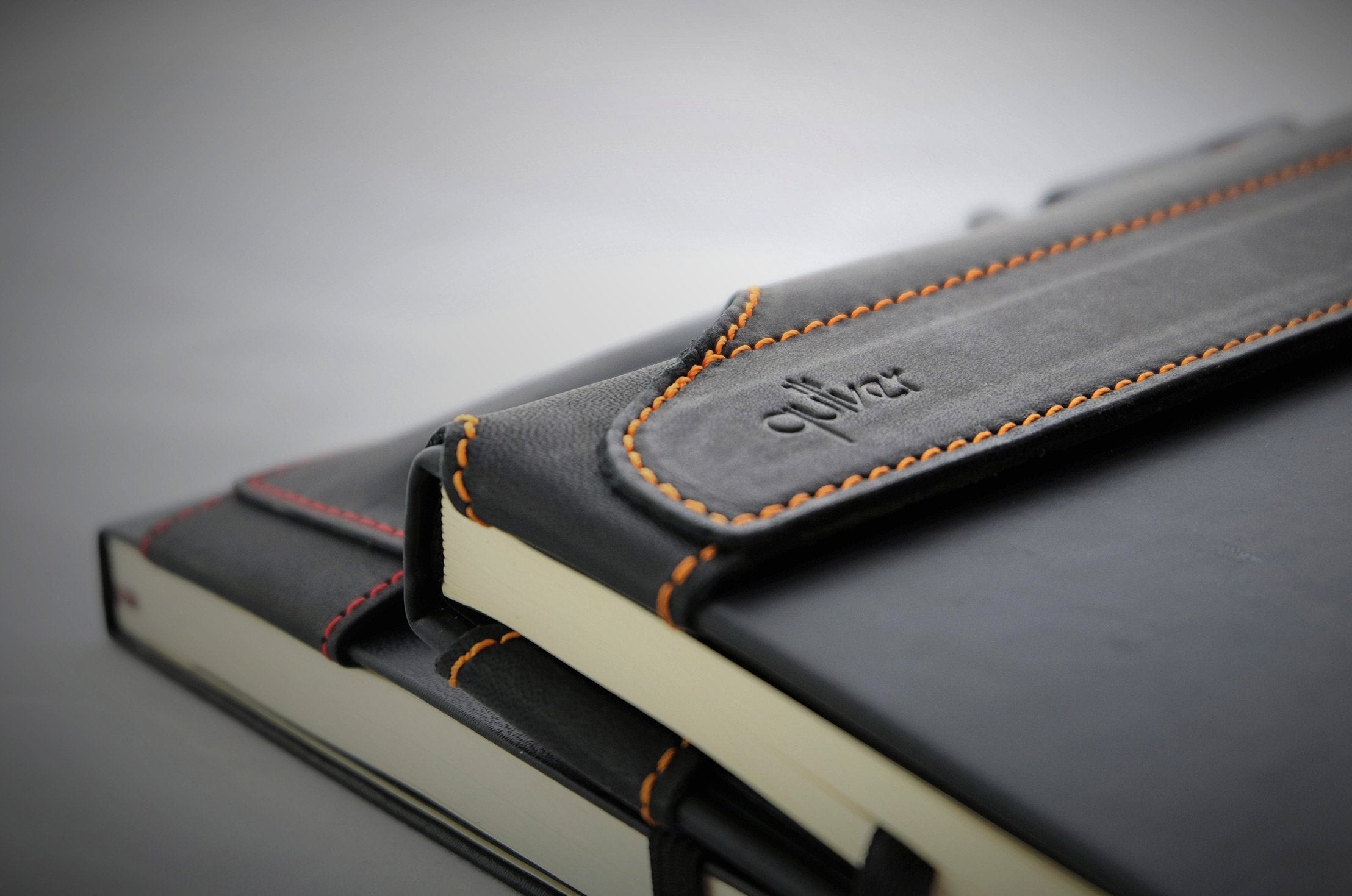 Pen Caddy Mini | Leather Pen Wallet for your Notebook